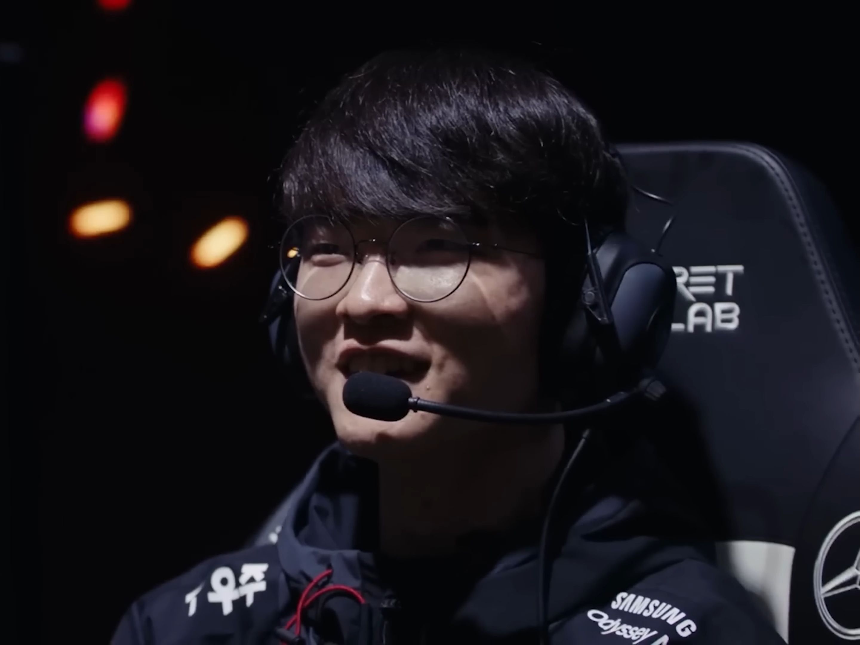 Uzi跪在RNG基地门口讨债？