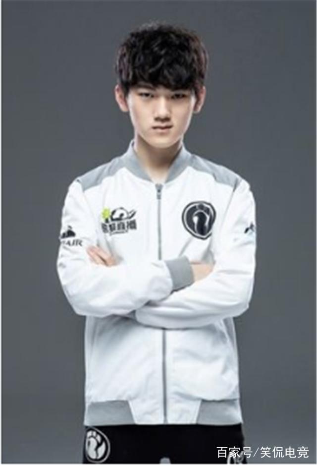 xiaolaohu的剑魔巨剑横扫战场，FPX让一追二击败LGD收获第四胜